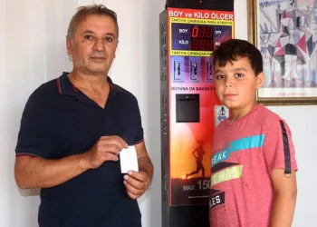Sınıf öğretmeni boy ve kilo ölçen cihaz üretti