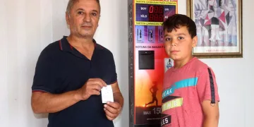 Sınıf öğretmeni boy ve kilo ölçen cihaz üretti