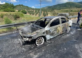 Bursa’da alev alan araç hurda yığınına döndü
