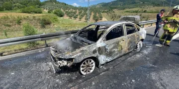 Bursa’da alev alan araç hurda yığınına döndü