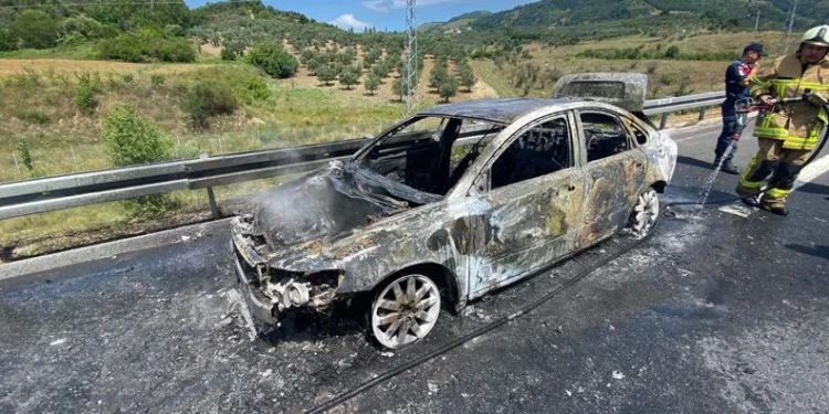 Bursa’da alev alan araç hurda yığınına döndü