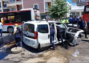 Samsun’da bir araç halk otobüsüyle çarpıştı: 2 ölü
