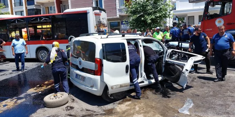 Samsun’da bir araç halk otobüsüyle çarpıştı: 2 ölü
