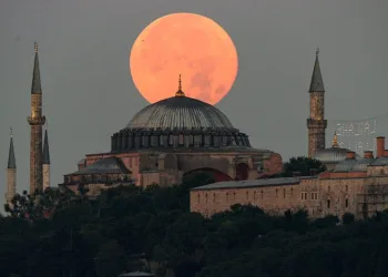 İstanbul nefes kesen dolunay manzarası