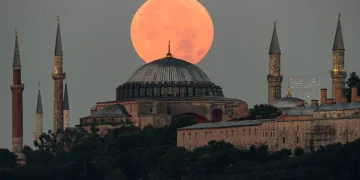 İstanbul nefes kesen dolunay manzarası