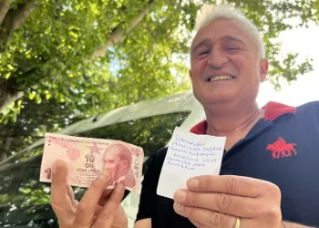Aracına bırakılan not ve para şaşırttı