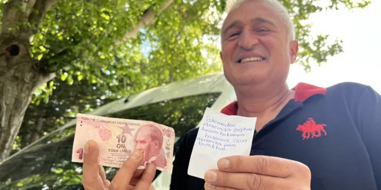 Aracına bırakılan not ve para şaşırttı