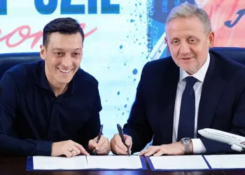 Mesut Özil, Başakşehir’e resmi imzayı attı