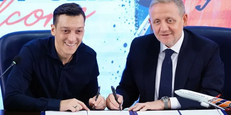 Mesut Özil, Başakşehir’e resmi imzayı attı