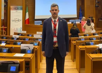 AK Partili Esgin Roma’daki toplantıda konuştu