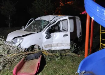 Kocaeli’de araç çocuk parkına uçtu