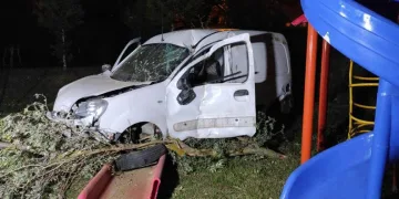 Kocaeli’de araç çocuk parkına uçtu