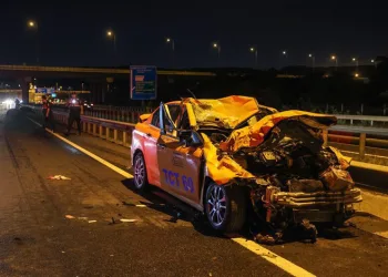 İstanbul’da taksi mandalara çarptı:1 ölü