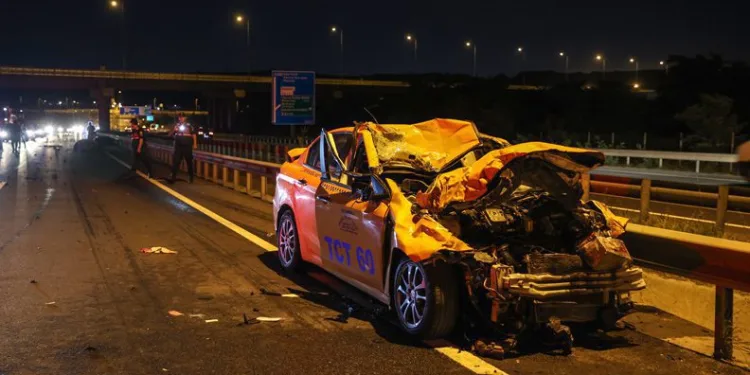 İstanbul’da taksi mandalara çarptı:1 ölü