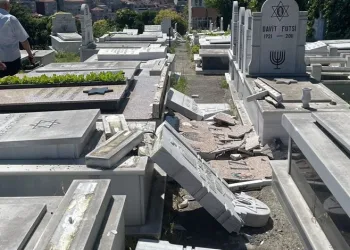 Hasköy Yahudi Mezarlığı’nda mezar taşlarını kırdılar