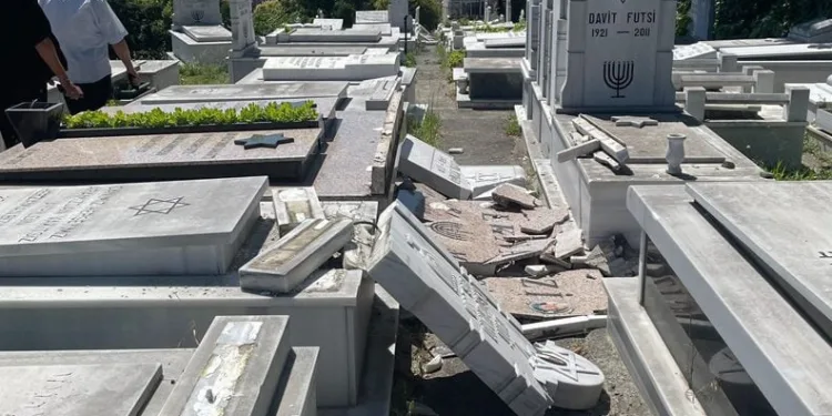 Hasköy Yahudi Mezarlığı’nda mezar taşlarını kırdılar