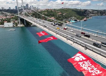 Köprüye dev Türk bayrağı asıldı