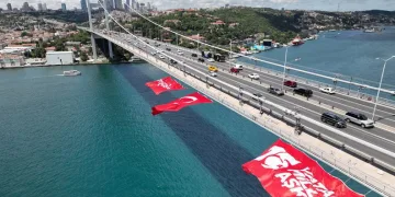 Köprüye dev Türk bayrağı asıldı