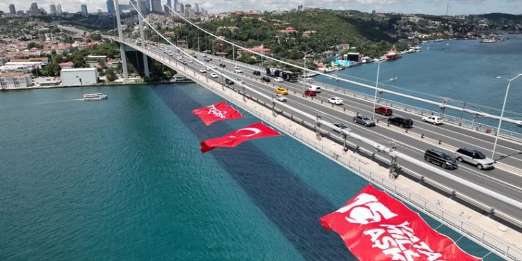 Köprüye dev Türk bayrağı asıldı