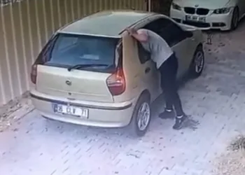 Bursa’da hırsızlık kamerada! Aracın camını patlattı