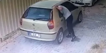 Bursa’da hırsızlık kamerada! Aracın camını patlattı
