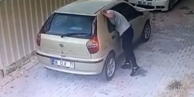 Bursa’da hırsızlık kamerada! Aracın camını patlattı