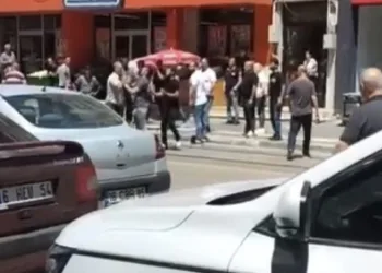Bursa’da yol verme kavgasını çevredekiler ayırdı