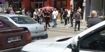 Bursa’da yol verme kavgasını çevredekiler ayırdı