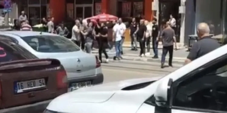 Bursa’da yol verme kavgasını çevredekiler ayırdı