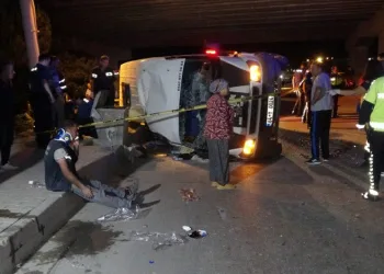 Tarım işçilerini taşıyan minibüs devrildi