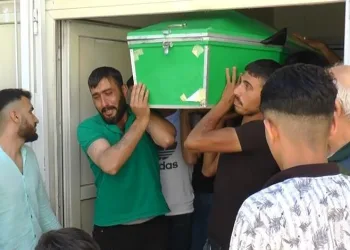 Silahlı kavganın ortasında kalan çocuk öldü