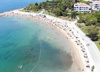 İstanbullular Caddebostan plajına akın etti