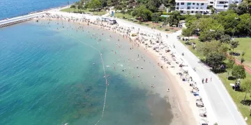 İstanbullular Caddebostan plajına akın etti