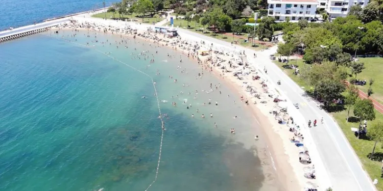 İstanbullular Caddebostan plajına akın etti