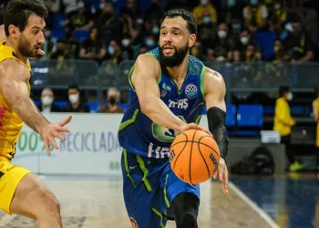 Tyler Ennis TOFAŞ’ta kaldı
