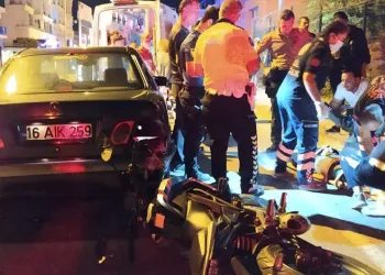 Otomobile çarpan motosikletli yaralandı