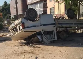 Bursa’da TIR’ın çarptığı kamyonet takla attı
