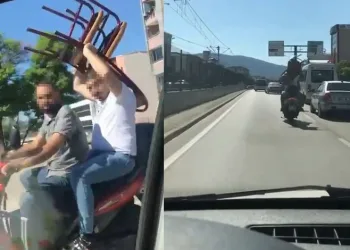Bursa’da motosikletle sandalye taşıdılar