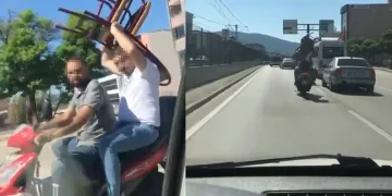 Bursa’da motosikletle sandalye taşıdılar