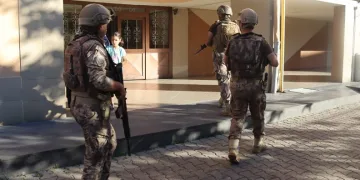 Ailesinden 9 kişiyi rehin aldı