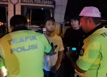 Dur ihtarına uymayıp polislerin üzerine sürdü