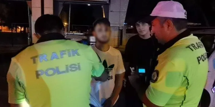 Dur ihtarına uymayıp polislerin üzerine sürdü