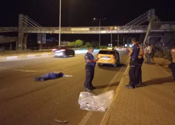 Balıkesir’de 2 aracın çarptığı yaya öldü
