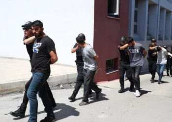 Adana’da “Niye yan baktın” kavgası: 1 ölü