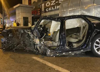 Bursa’da feci kaza! Metro duvarlarına çarptı