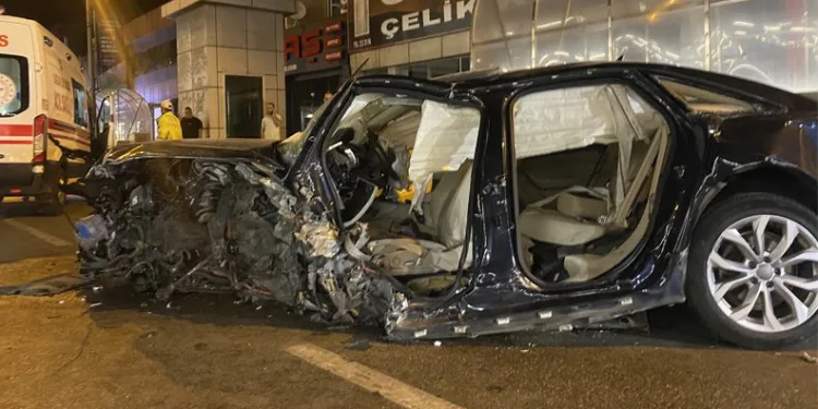 Bursa’da feci kaza! Metro duvarlarına çarptı