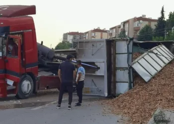 Bursa’da TIR devrildi, yol ulaşıma kapandı
