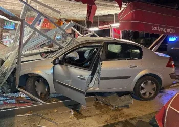 Alkollü sürücü kafeye daldı