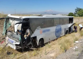 Yoldan çıkan otobüs şarampole düştü