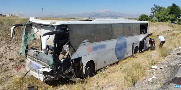 Yoldan çıkan otobüs şarampole düştü